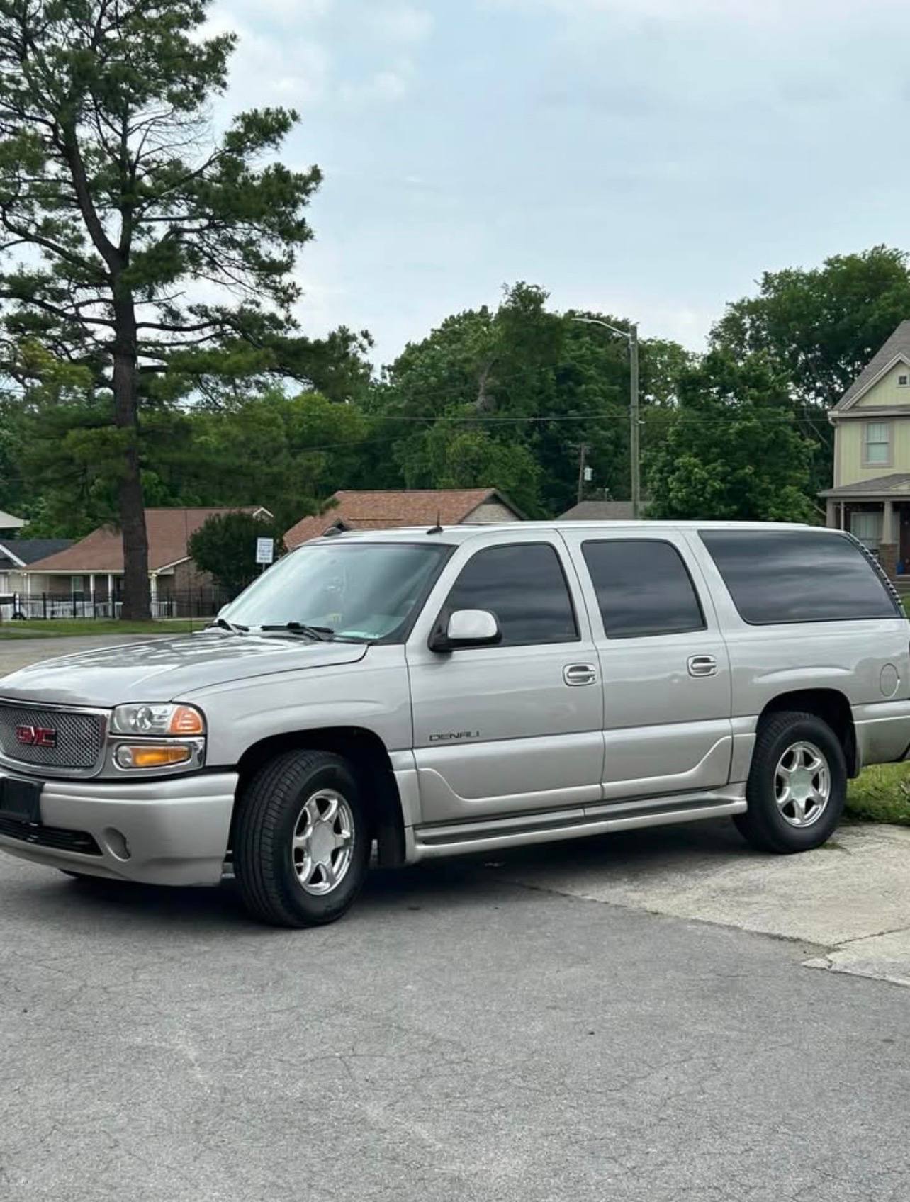 2004 GMC Yukon Denali XL 1500 AWD photo 1