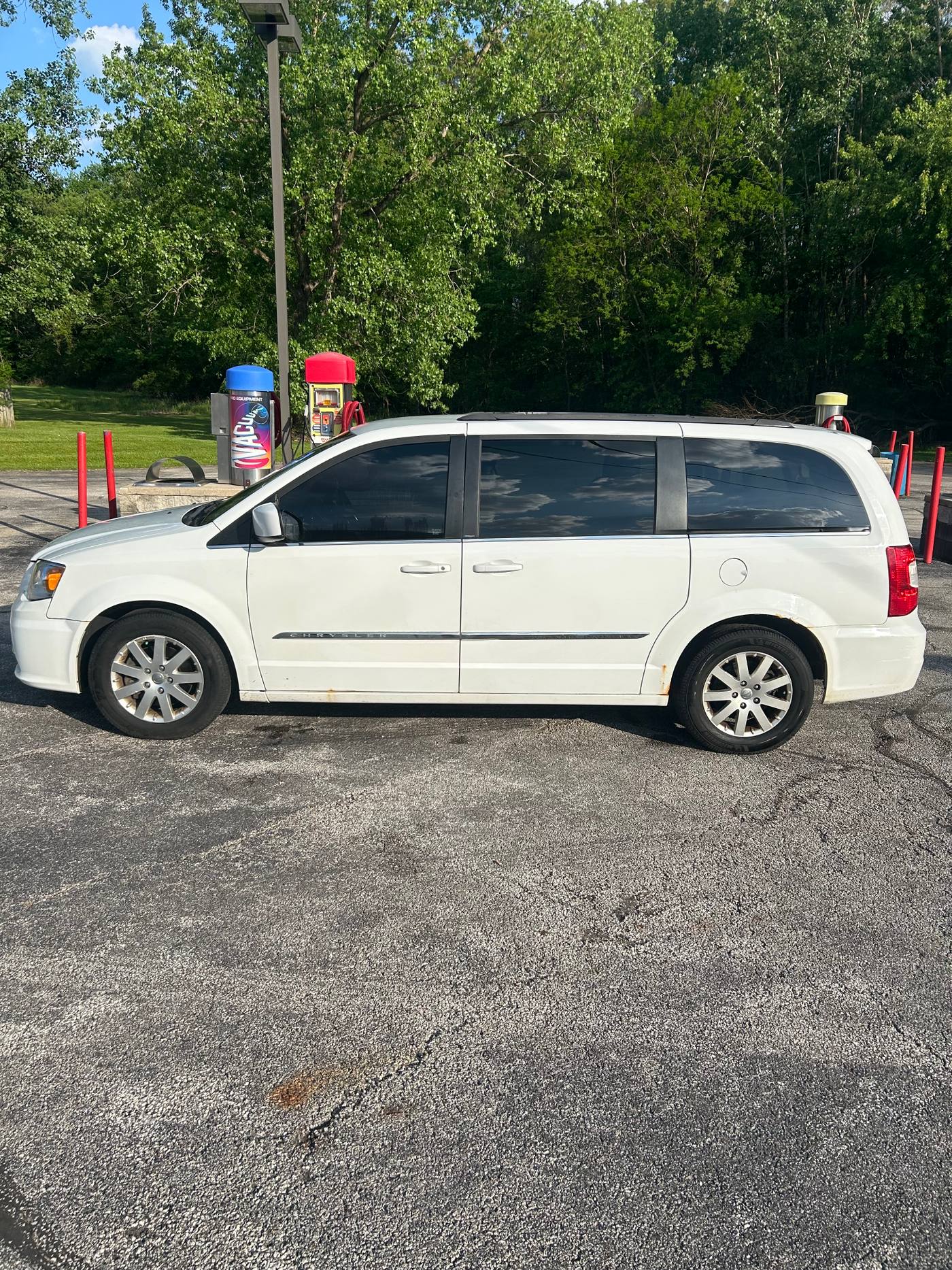 2013 Chrysler Town and Country 2WD photo 1